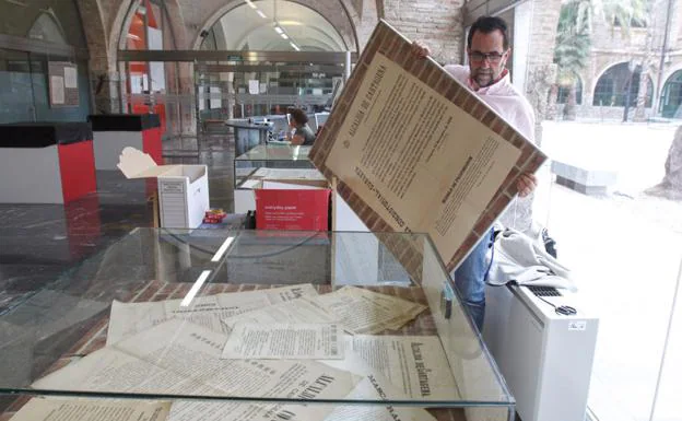 El historiador Luis Miguel Pérez ultima los detalles de una de las exposiciones de la Noche de los Museos, en el Archivo de Cartagena.