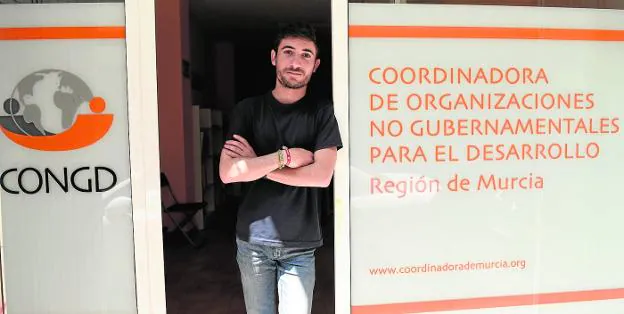 Moisés Navarro, en la sede de la Coordinadora de ONG para el Desarrollo, en Murcia.