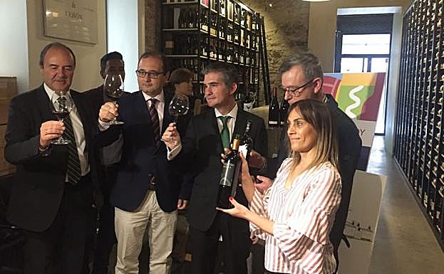 Miguel Ángel del Amor (3i), ayer, durante la presentación en la enoteca Maza y Cerón.