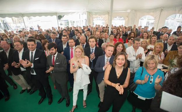 Invitados al acto de inauguración del Hospital Virgen de la Caridad. 