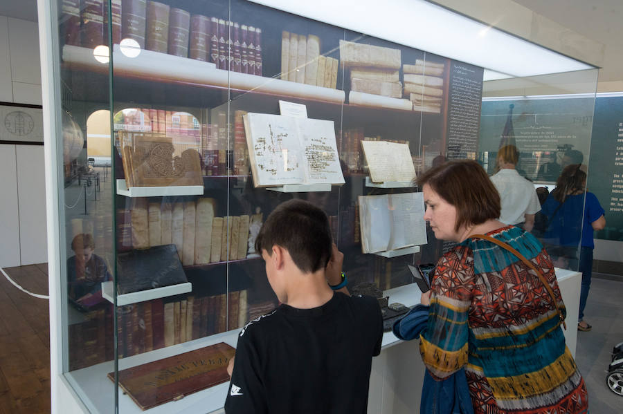Visitantes en el Museo Naval de Cartagena durante la Noche de los Museos.