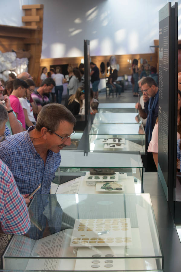 Visitantes en el Museo Naval de Cartagena durante la Noche de los Museos.