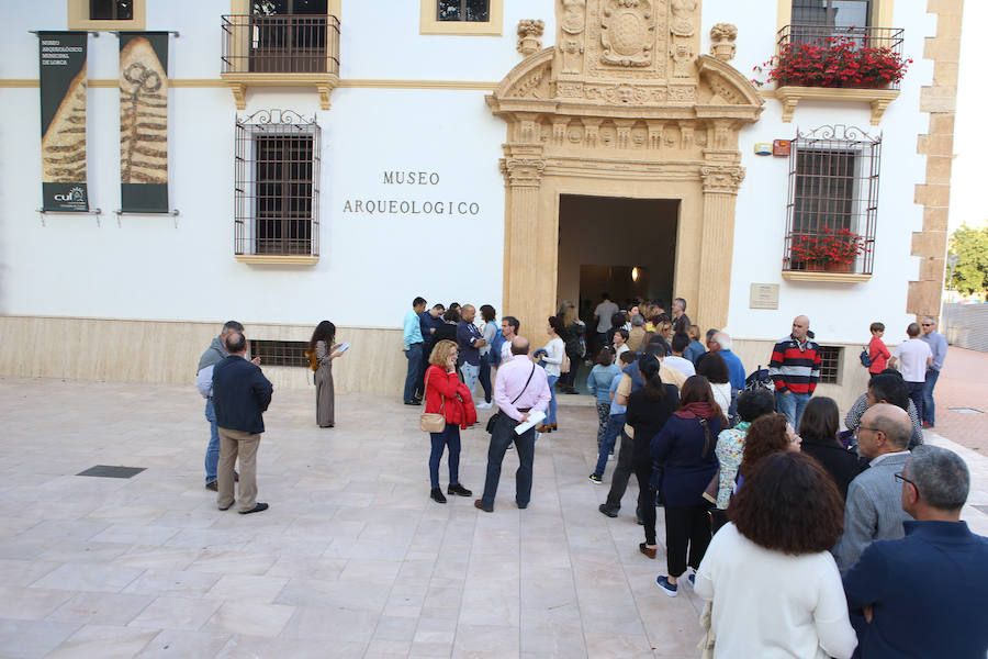 Visitantes durante la Noche de los Museos de Lorca.