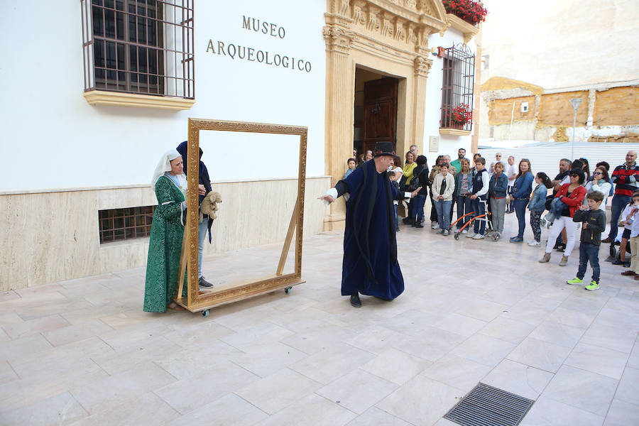 Visitantes durante la Noche de los Museos de Lorca.