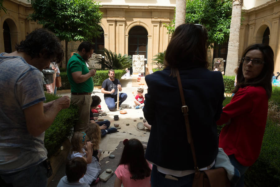 El Museo Arqueológico de Murcia aprovechó la jornada de la Noche de los Museos para inaugurar su almacén visitable, ofrecer talleres infantiles para los más pequeños y organizar visitas explicativas a los nuevos recursos de la institución
