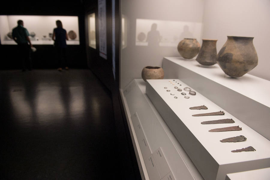 El Museo Arqueológico de Murcia aprovechó la jornada de la Noche de los Museos para inaugurar su almacén visitable, ofrecer talleres infantiles para los más pequeños y organizar visitas explicativas a los nuevos recursos de la institución