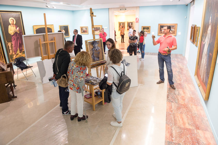 El Museo de Bellas Artes de Murcia abrió sus puertas durante la jornada de la Noche de los Museos y ofreció talleres sobre cine, actividades infantiles, visitas guiadas y representaciones teatrales