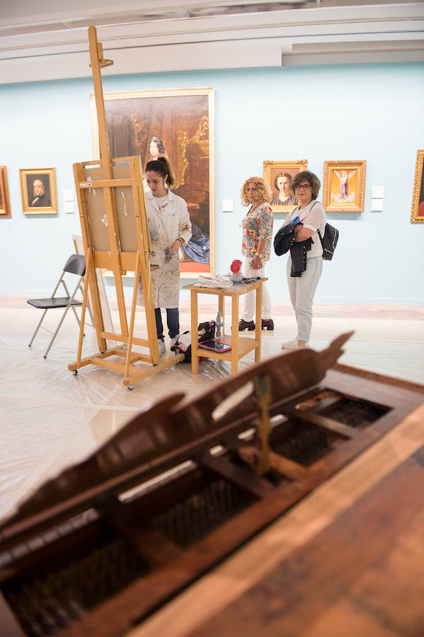 El Museo de Bellas Artes de Murcia abrió sus puertas durante la jornada de la Noche de los Museos y ofreció talleres sobre cine, actividades infantiles, visitas guiadas y representaciones teatrales