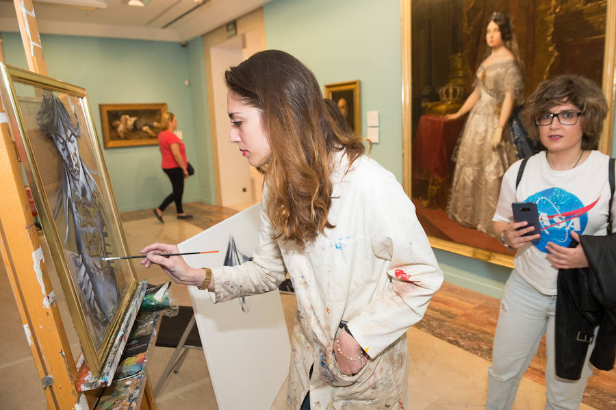 El Museo de Bellas Artes de Murcia abrió sus puertas durante la jornada de la Noche de los Museos y ofreció talleres sobre cine, actividades infantiles, visitas guiadas y representaciones teatrales