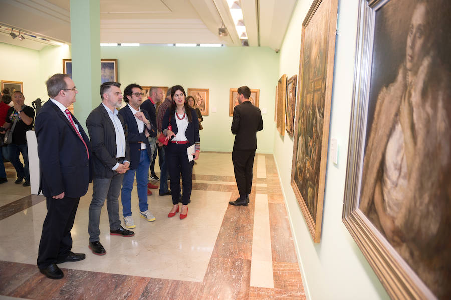 El Museo de Bellas Artes de Murcia abrió sus puertas durante la jornada de la Noche de los Museos y ofreció talleres sobre cine, actividades infantiles, visitas guiadas y representaciones teatrales