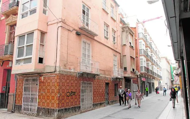 Vista de la calle San Vicente, situada en pleno casco histórico y donde hay edificios enteros ocupados. 