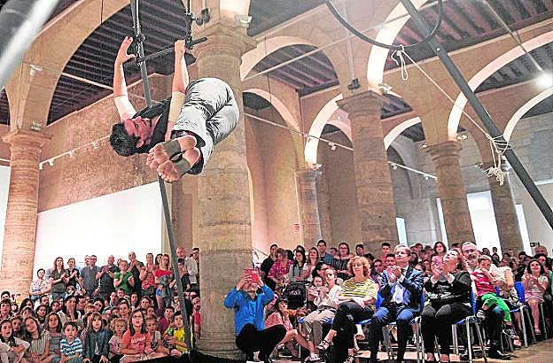 Espectáculo de circo en la Sala de Columnas del Palacio Almudí, en Murcia.