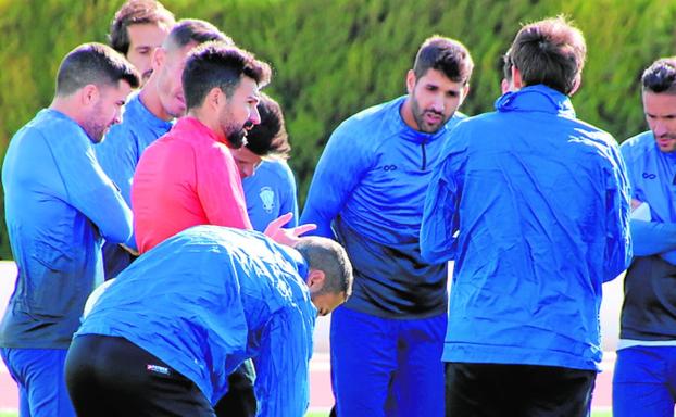 Romo, de rojo, dirigiendo un entrenamiento del Jumilla.