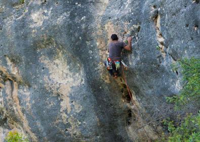 Imagen secundaria 1 - Un numerosísimo grupo de senderistas recorre la zona del Morrón de Alhama, hace un par de fines de semana, espantando a la fauna del parque. Un escalador, en el Rincón de las Cuevas, en Benizar. Uno de los carteles sobre las restricciones temporales a la escalada en Calblanque.