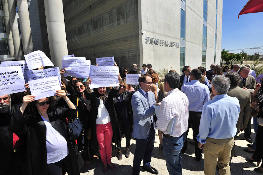 Prácticamente todas las salas de vistas de los juzgados de instrucción, primera instancia, de lo social y penales de la Ciudad de la Justicia de Murcia supendieron este martes sus vistas con motivo de la huelga de Justicia 