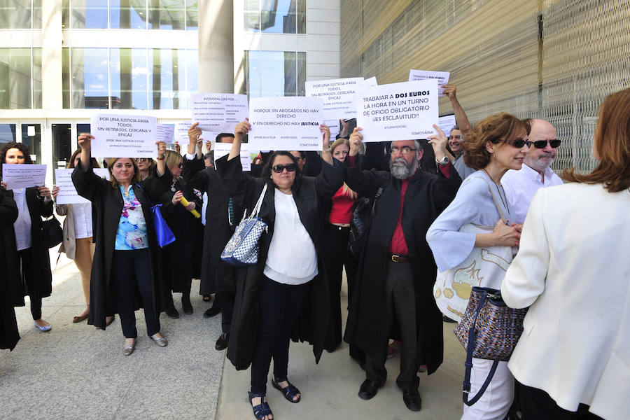 Prácticamente todas las salas de vistas de los juzgados de instrucción, primera instancia, de lo social y penales de la Ciudad de la Justicia de Murcia supendieron este martes sus vistas con motivo de la huelga de Justicia 