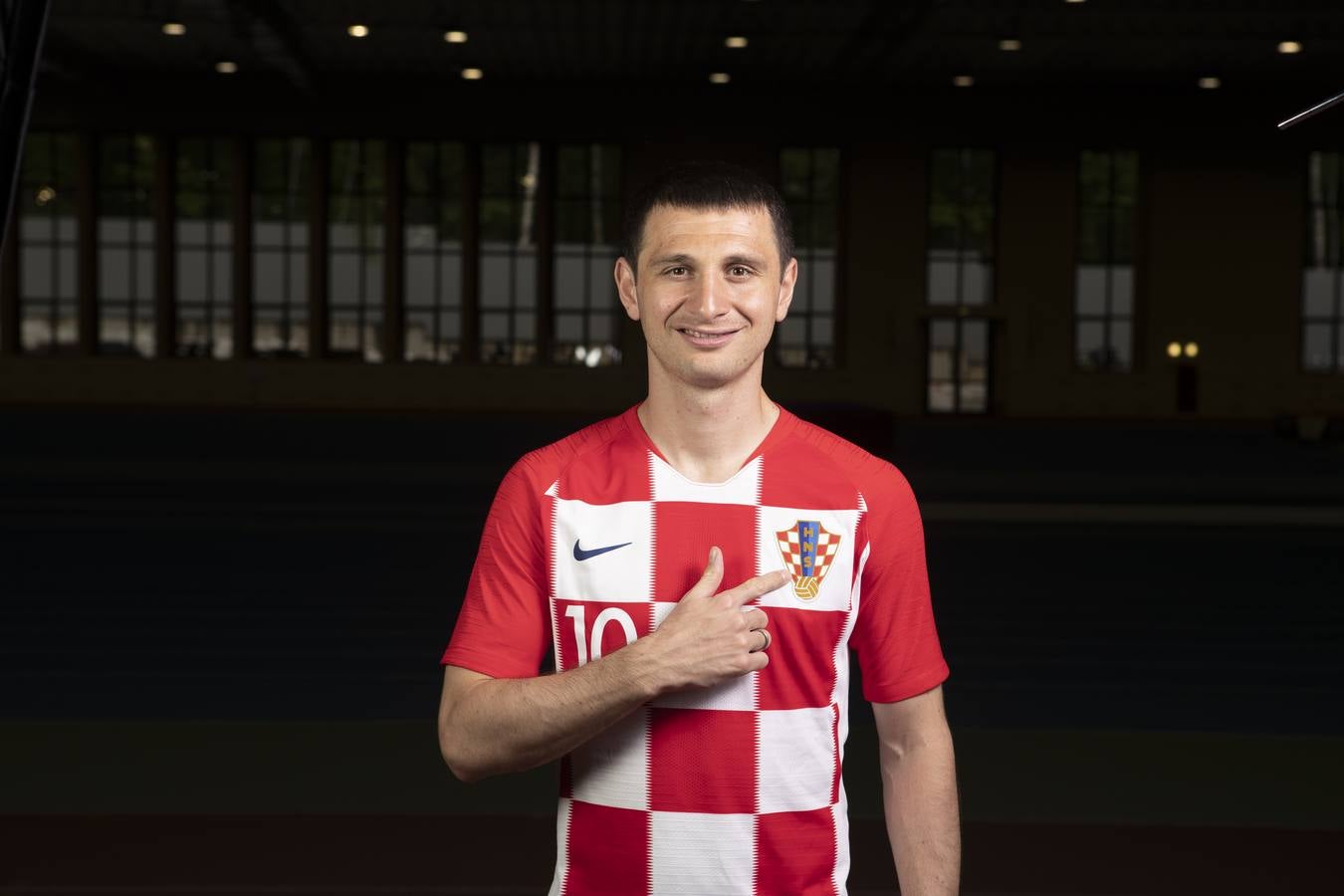 El centrocampista Alan Dzagoev posa con la camiseta de Croacia.