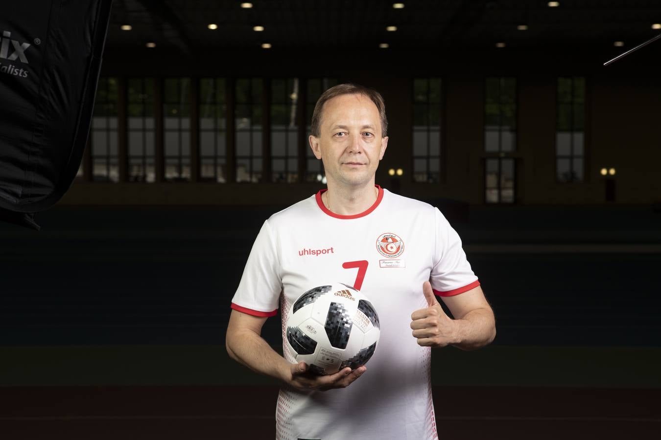 Vladimir Panikov, uno de los técnicos rusos, posa con la camiseta de Túnez.