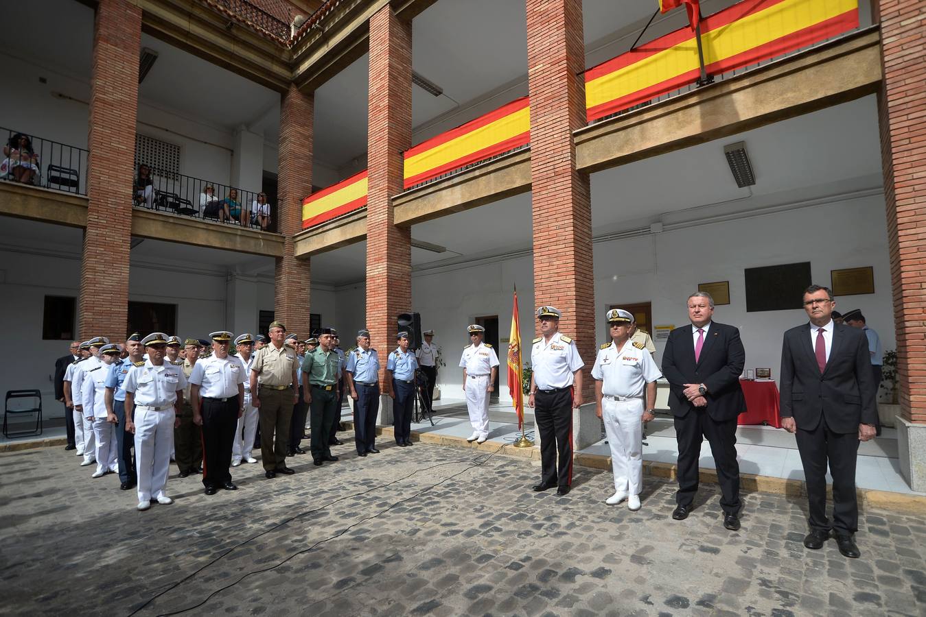 El delegado de Defensa en la Región, Ignacio Marti Scharfaussen, presidió junto al delegado del Gobierno en la Región, Francisco Bernabé, el acto institucional de la Delegación de Defensa que se celebró con motivo del Día de las Fuerzas Armadas