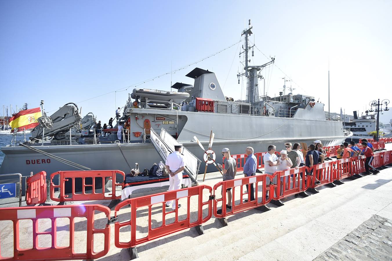 Decenas de personas participaron en Cartagena en los actos culturales y divulgativos organizados por la Armada con motivo del Día de las Fuerzas Armadas, como visitas al cazaminas 'Duero', atracado en el muelle Alfonso XII.