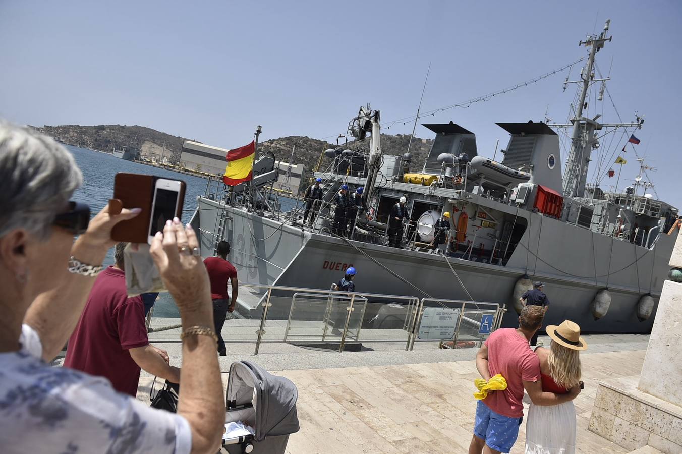Decenas de personas participaron en Cartagena en los actos culturales y divulgativos organizados por la Armada con motivo del Día de las Fuerzas Armadas, como visitas al cazaminas 'Duero', atracado en el muelle Alfonso XII.