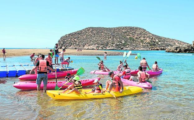 Las excursiones en kayak por las aguas del municipio suscitan el interés de pequeños y mayores.