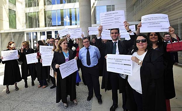 Concentración celebrada en el Palacio de la Justicia de este martes. 