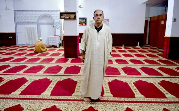 Adolfo Ortega, en el interior de la Comunidad Islámica Assalam de Murcia.
