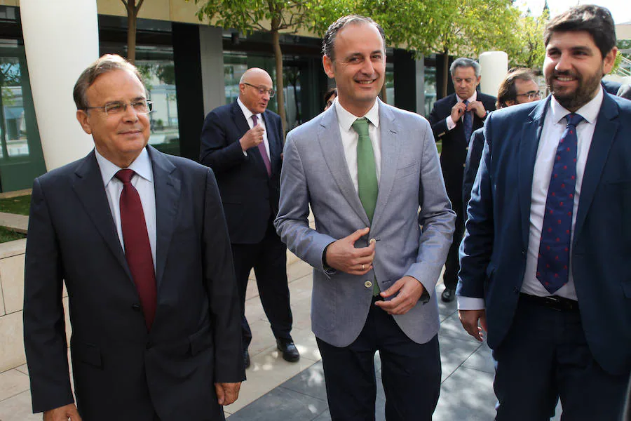 El presidente de Banco Sabadell, Josep Oliu, espera que se superen las «incertidumbres políticas» para consolidar el ciclo de crecimiento