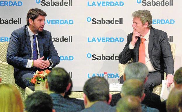 López Miras, con el director de 'La Verdad', Alberto Aguirre, en el turno de preguntas.