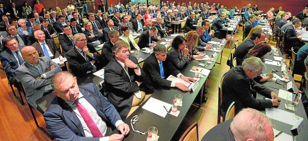 Lleno en la sala de conferencias del hotel Nelva de Murcia donde se celebró el foro. En primer plano, el presidente de los regantes del Trasvase, Lucas Jiménez.