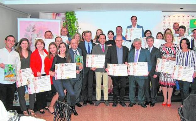 Los premiados posan con autoridades y organizadores del concurso. 