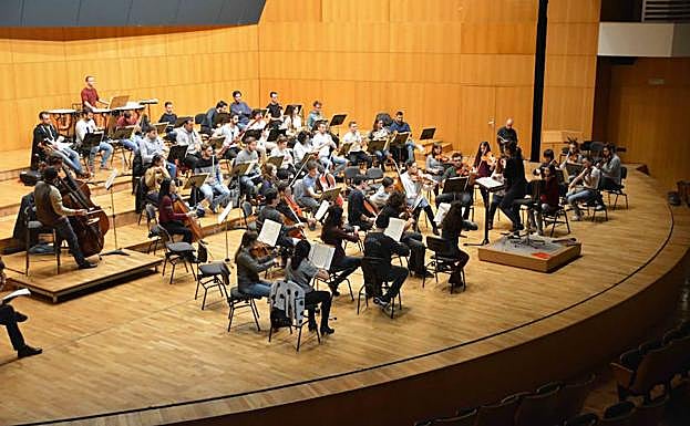 Los miembros de la Orquesta de Jóvenes de la Región de Murcia, durante un ensayo.