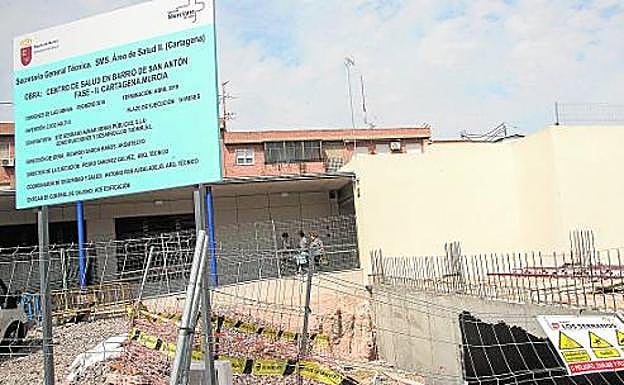 Un obrero trabaja en la estructura de las futuras consultas del nuevo centro de salud de San Antón, con el módulo de Pediatría el fondo.