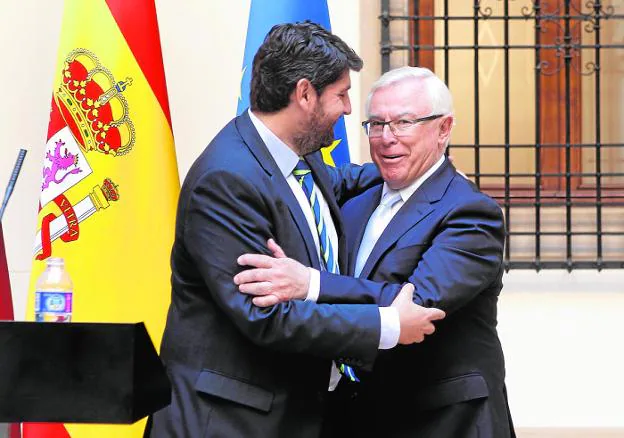 Fernando López Miras y José Antonio Cobacho se abrazan en el acto de toma de posesión.