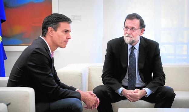Pedro Sánchez y Mariano Rajoy, en la reunión del pasado día 15 en La Moncloa para acordar acciones conjuntas en Cataluña.