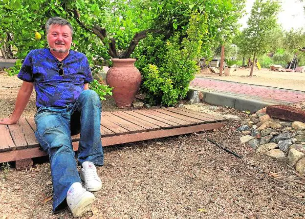 Andrés Zabala posa sentado en el embarcadero de secano que tiene en su huerto del paraje de Los Molinos, en Alhama.