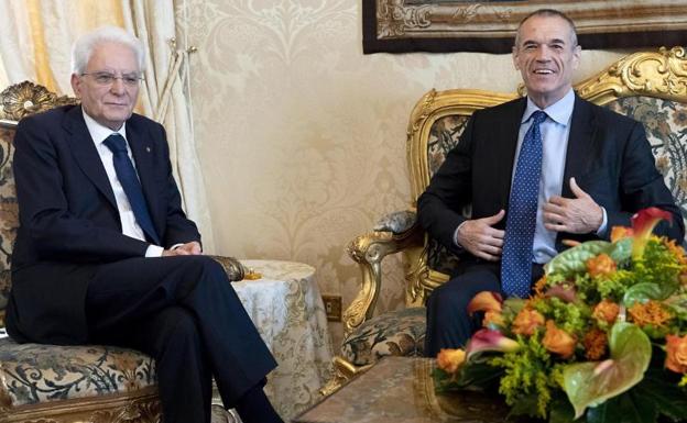 El presidente italiano, Sergio Mattarella, se reúne con el encargado de formar Gobierno en Italia, el economista Carlo Cottarelli.