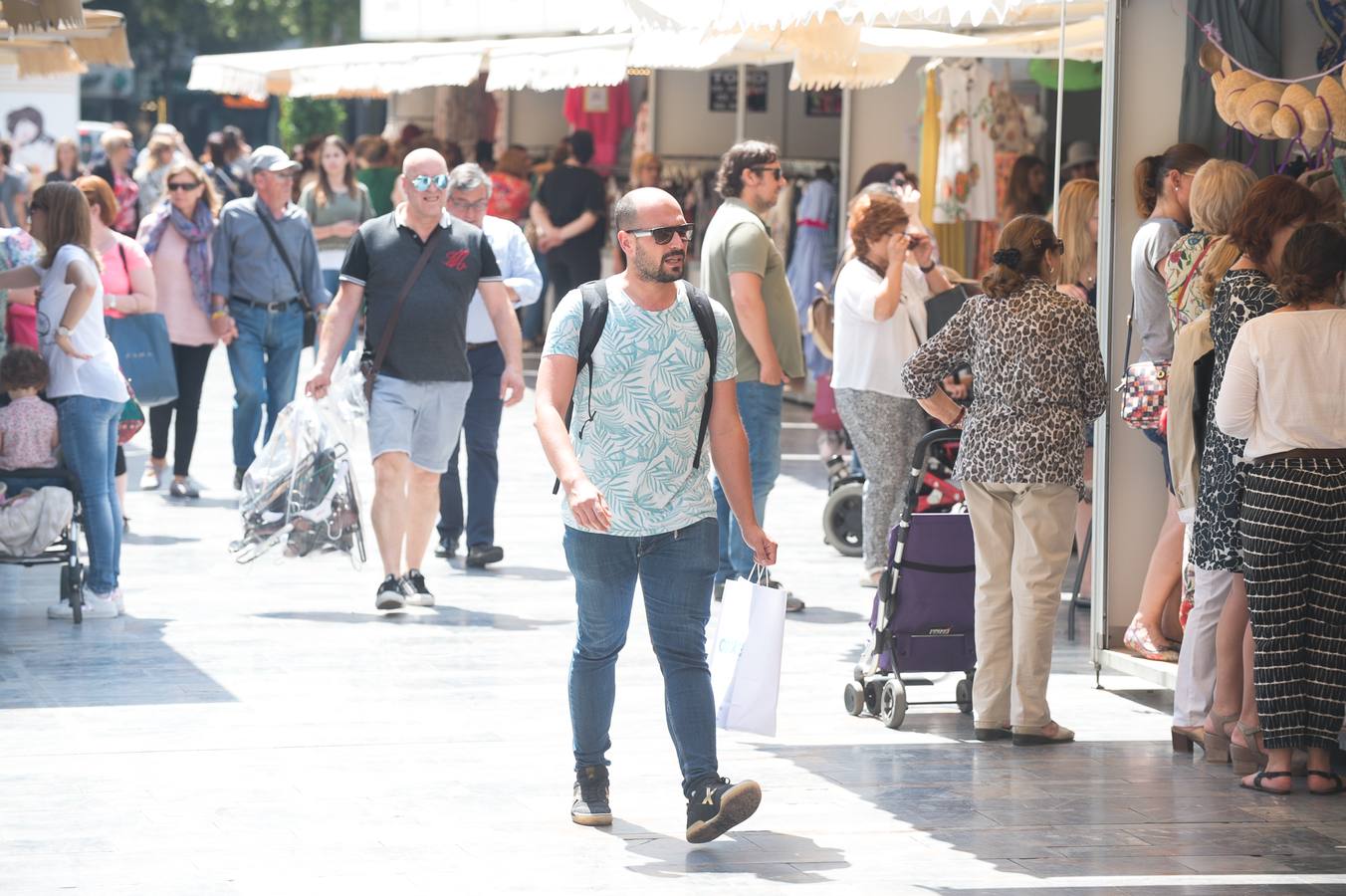 Los comercios, pertenecientes a la Asociación Área Murcia Centro, ponen a laventa ropa, calzado y complementos con precios rebajados 