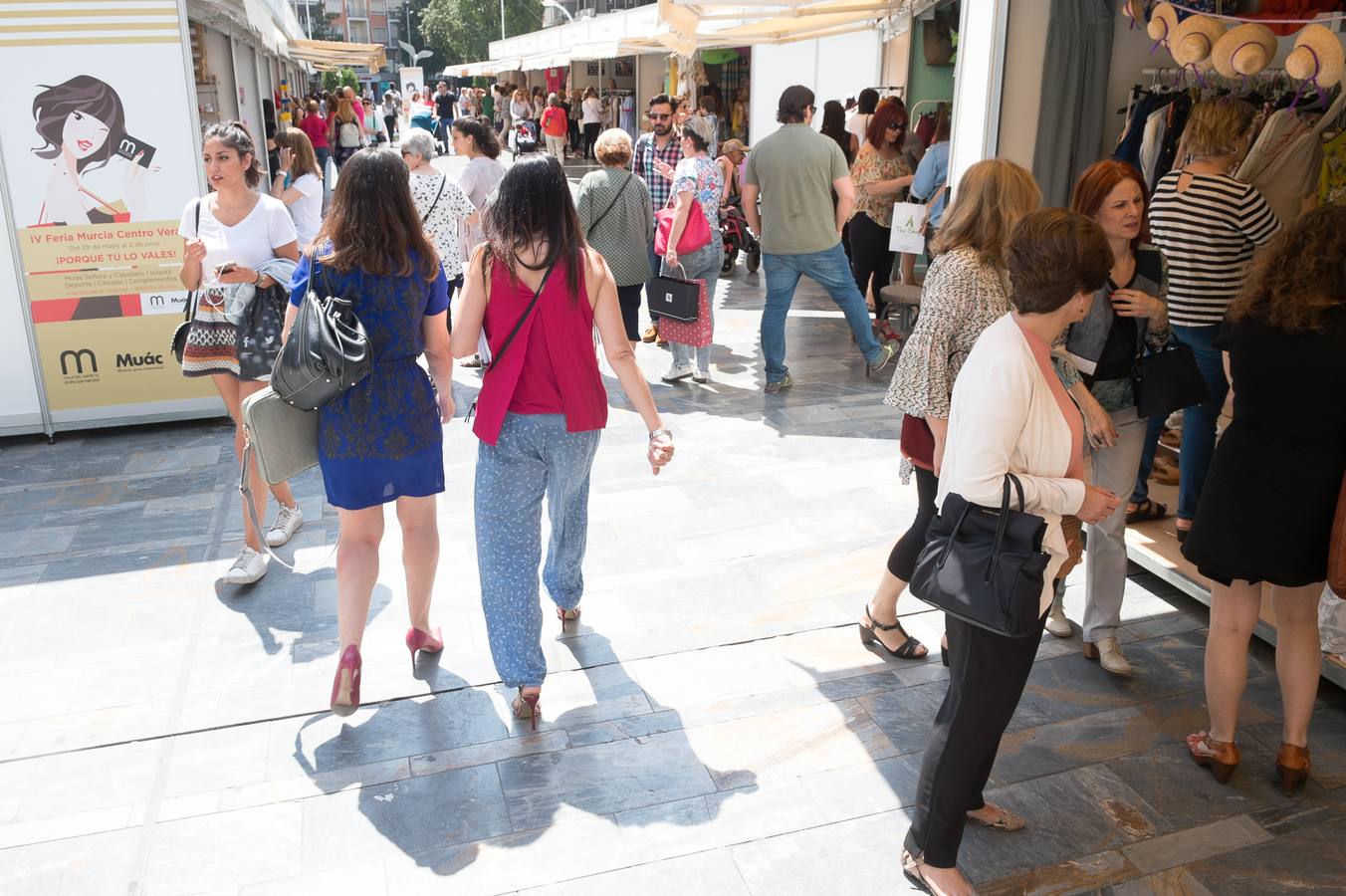 Los comercios, pertenecientes a la Asociación Área Murcia Centro, ponen a laventa ropa, calzado y complementos con precios rebajados 