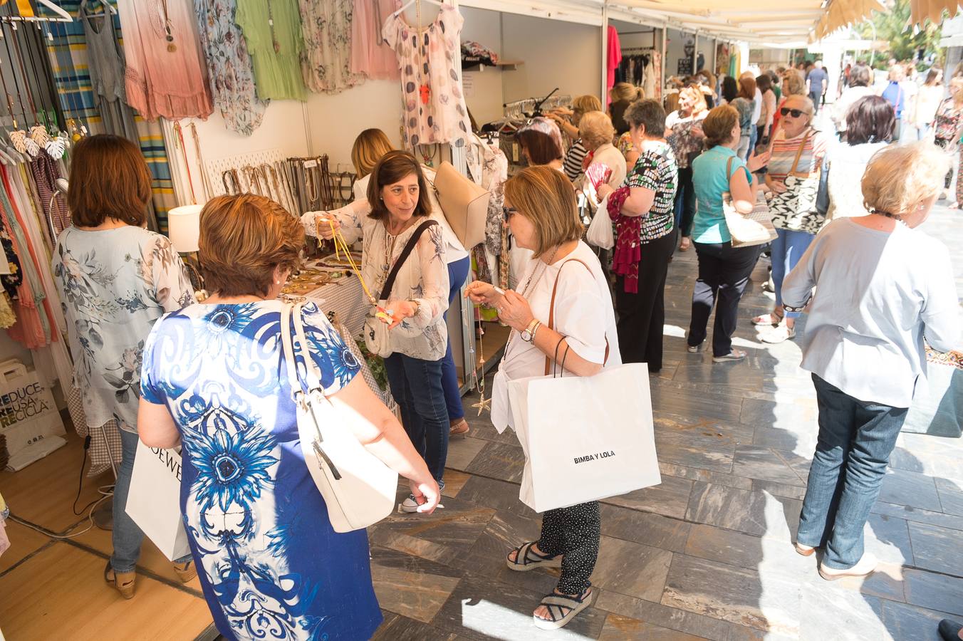 Los comercios, pertenecientes a la Asociación Área Murcia Centro, ponen a laventa ropa, calzado y complementos con precios rebajados 