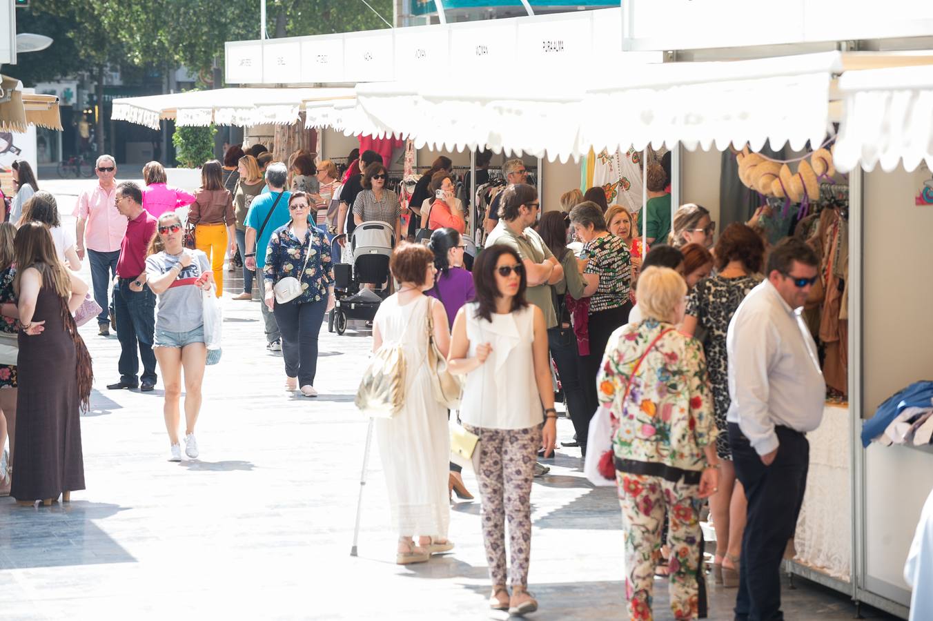 Los comercios, pertenecientes a la Asociación Área Murcia Centro, ponen a laventa ropa, calzado y complementos con precios rebajados 