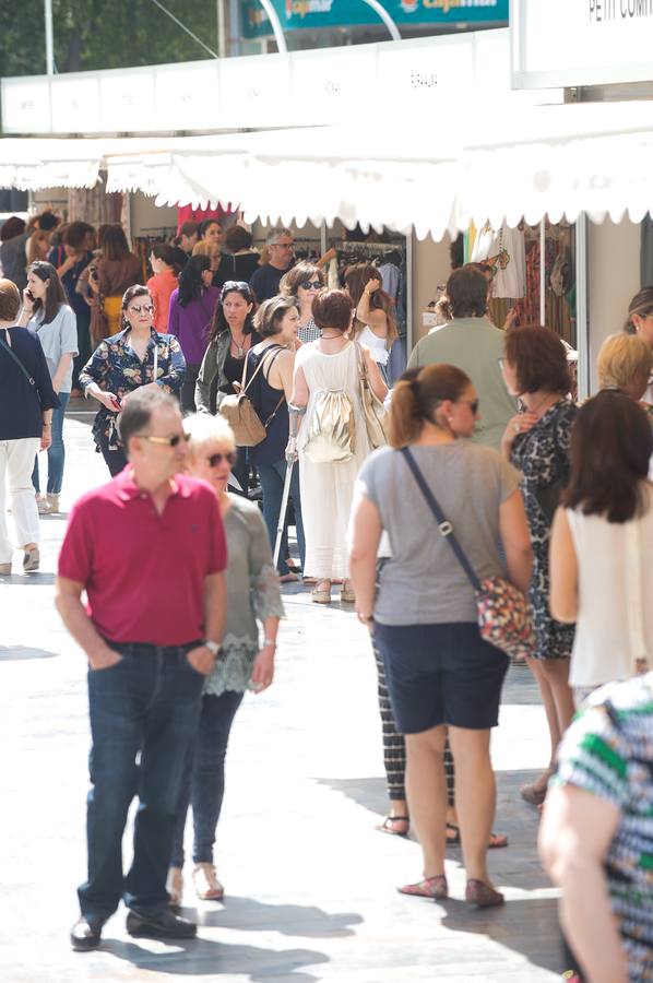 Los comercios, pertenecientes a la Asociación Área Murcia Centro, ponen a laventa ropa, calzado y complementos con precios rebajados 