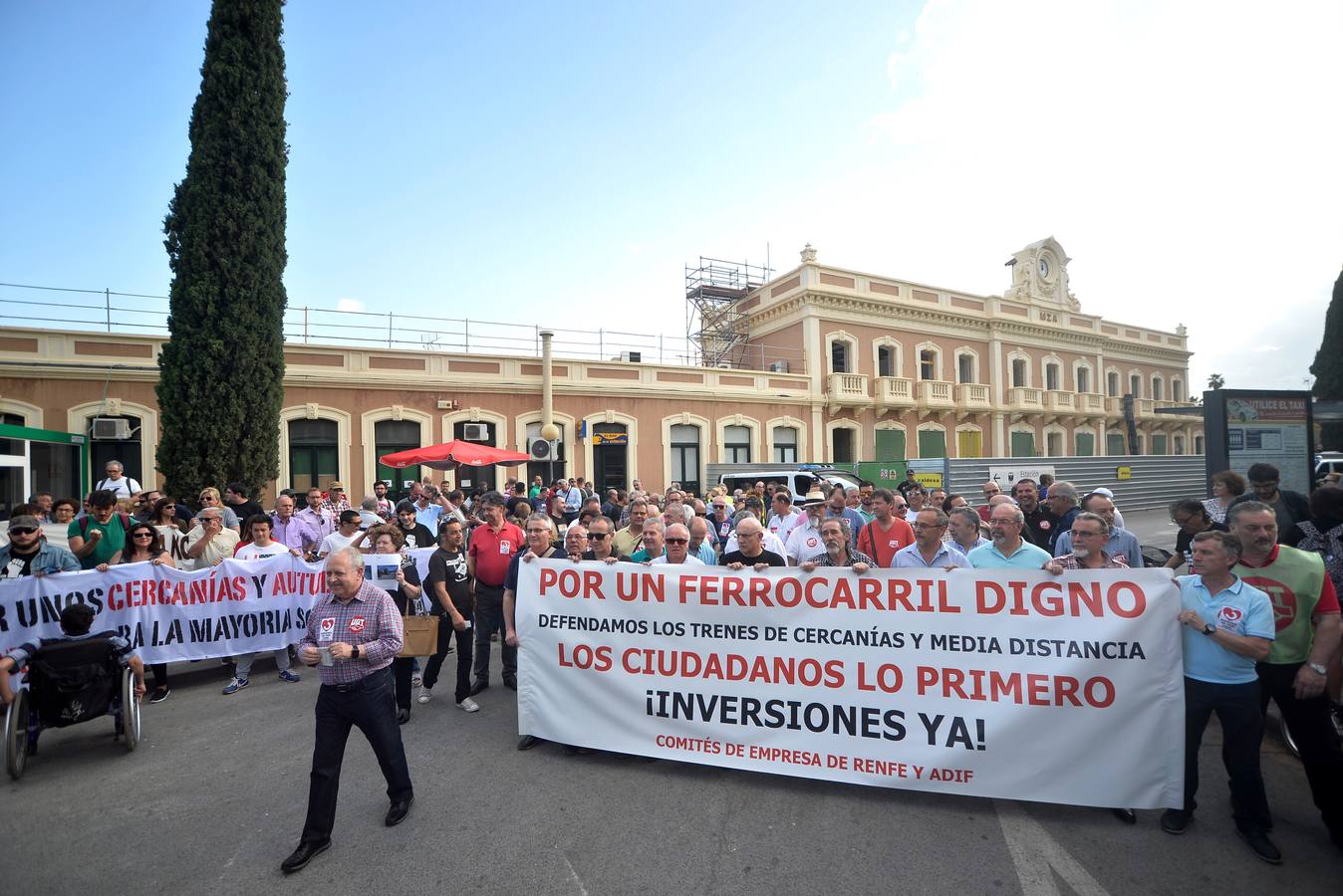 Empleados de Renfe y Adif reclaman junto a políticos de PSOE y Podemos y miembros de la Plataforma Pro Soterramiento «un ferrocarril digno» para la Región de Murcia 