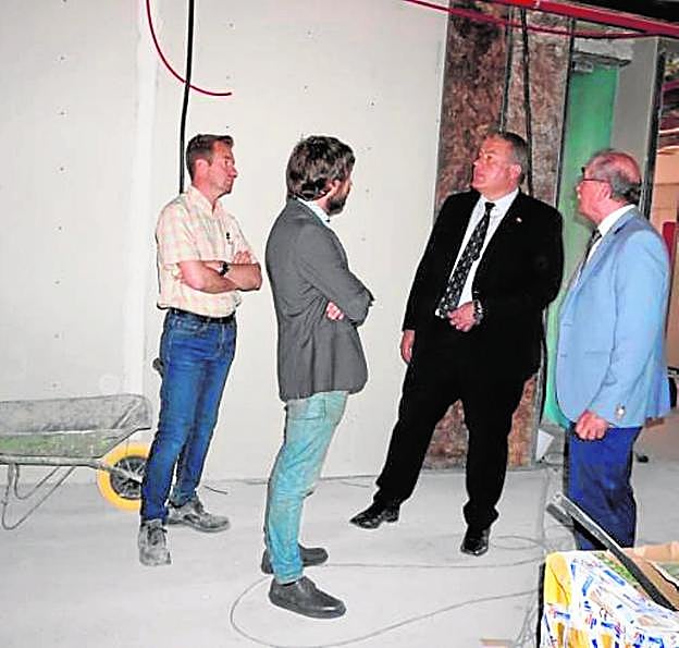 Bernabé y responsables de las obras, en la Casa del Mar.