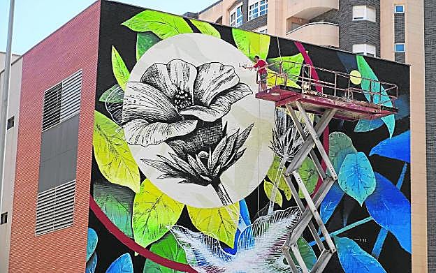  Artístico. El reconocido muralista italiano Fabio Petani sobre un andamio, ultima los detalles de su mural, en el lateral de la Escuela de Agrónomos de la Universidad Politécnica de Cartagena (UPCT), en el Paseo de Alfonso XIII.