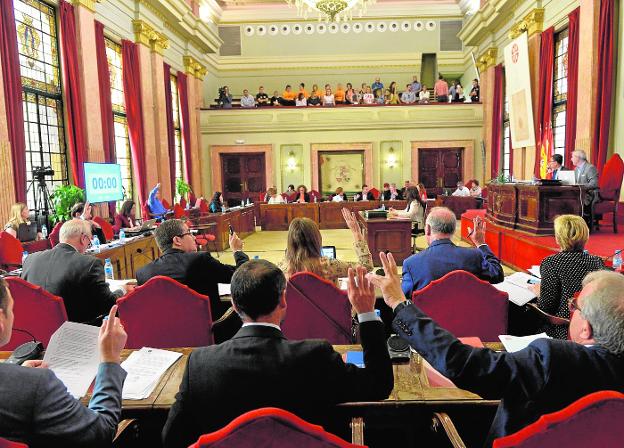 Manos alzadas en la bancada popular durante una de las mociones aprobadas en una sesión plenaria con 37 mociones a debate.