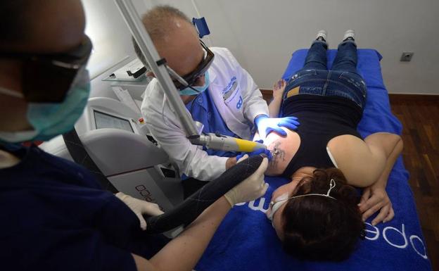 El doctor Martínez Escribano elimina el tatuaje de Vanesa. 