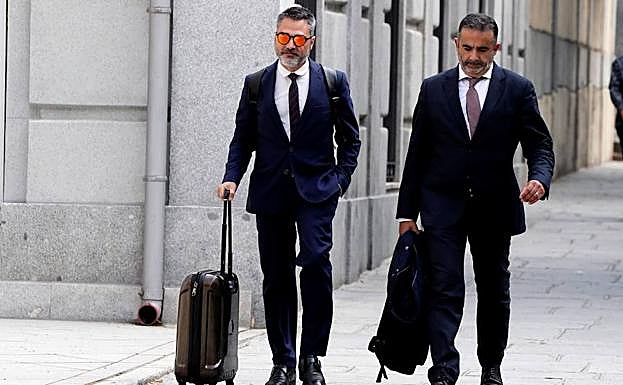 El empresario Alejandro de Pedro (i) a su llegada al Tribunal Supremo este viernes. 