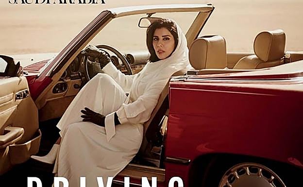 Polémica por una portada de Vogue Arabia con una princesa saudita posando en un convertible rojo